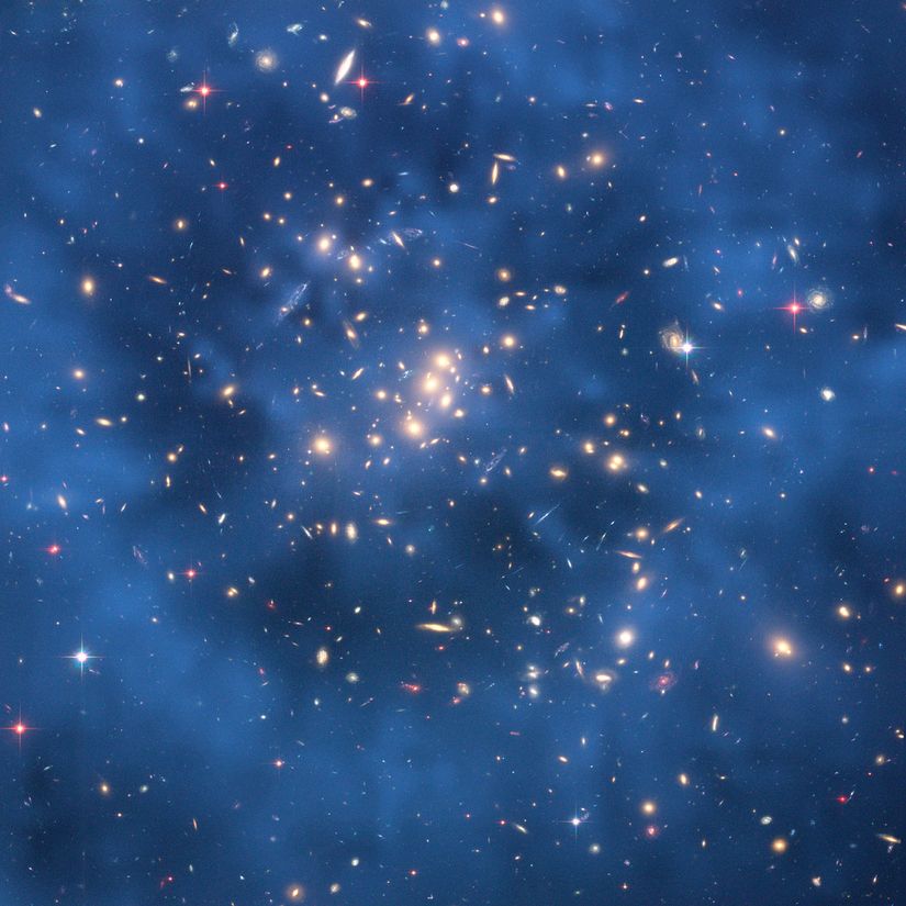 Hubble Uzay Teleskopu’nun yakaladığı bu görüntü, Balıklar takımyıldızı yönünde bulunan bir galaksi kümesi olan CL0024+17’deki karanlık maddenin hayalet halkasının görüntüsüdür.